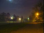 park-miejski-kajki-w-wieczornej-mgle